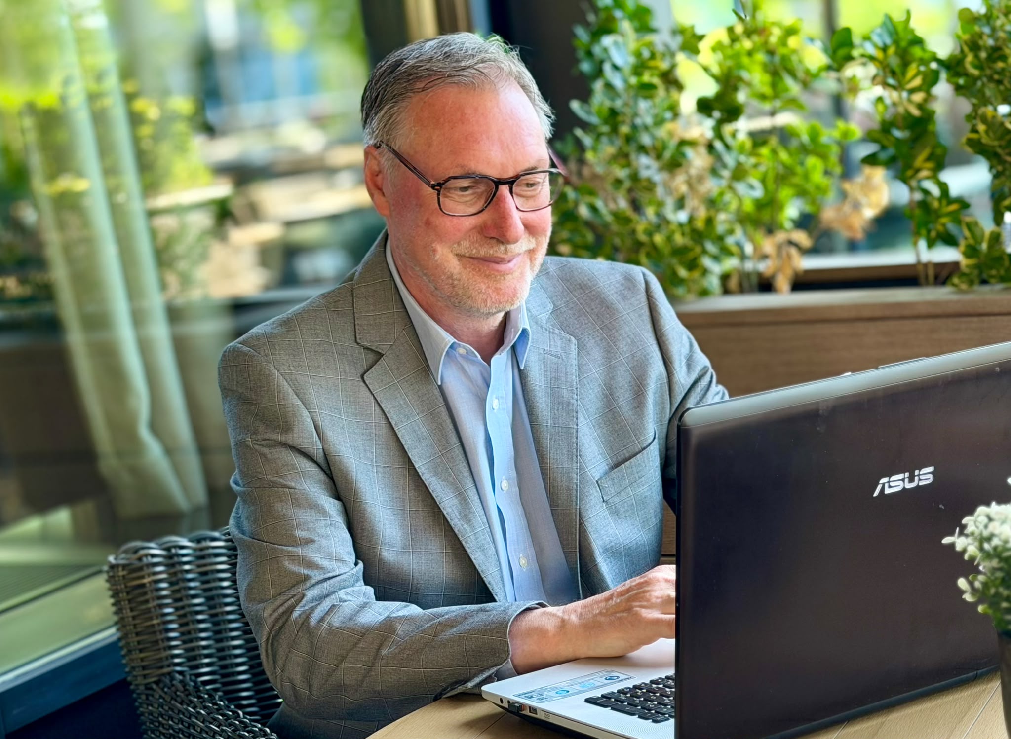 Gilbert van Asselt aan het werk vanuit Almere