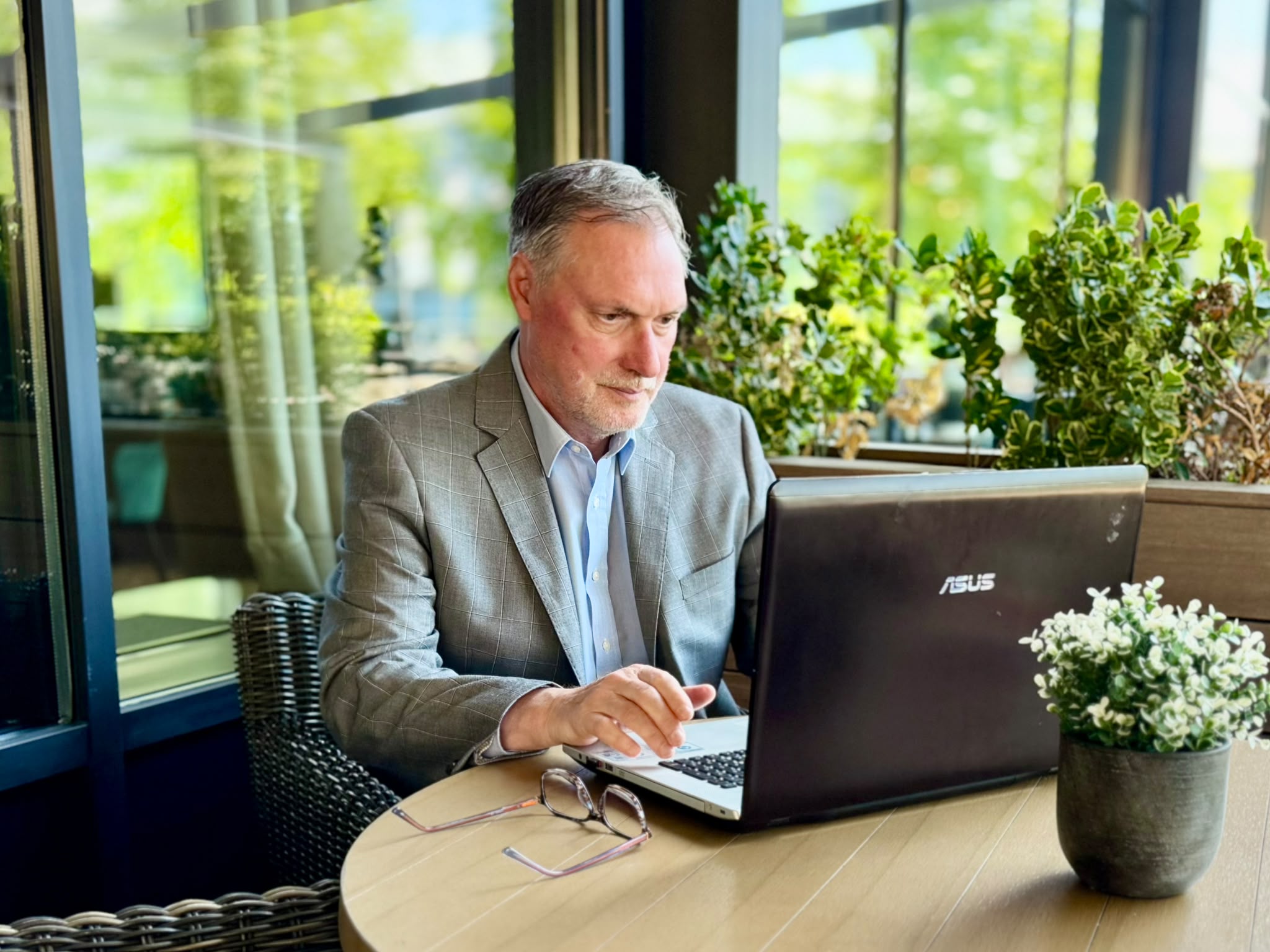 Gilbert van Asselt voert een modelonderzoek uit in de registers
